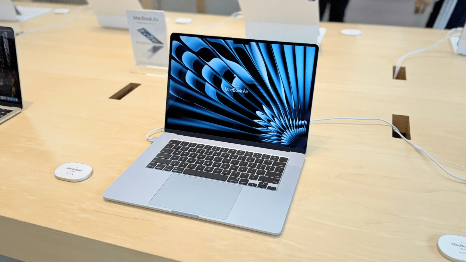 Supply Issues Hit MacBook Air Amid Rising Memory Costs