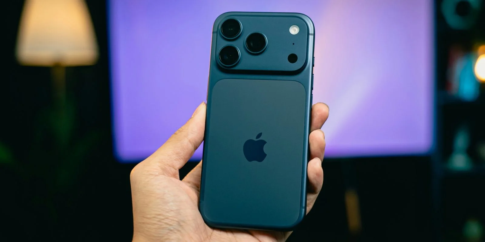 Apple Captures 49% of Global Smartphone Revenue Amid Shipment Decline